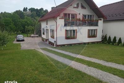 Casă cu 6 camere cu Teren 3275 Mp în Central - 2
