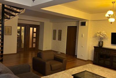 Apartament cu 3 camere decomandat, mobilat în Mamaia