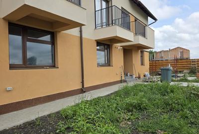 Duplex cu 4 camere cu Canalizare în Stupini