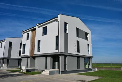 Duplex cu 5 camere cu Piscina în Odăi