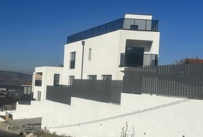 Casă cu 5 camere cu Teren 500 Mp în Central - 1