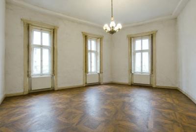 Apartament cu 8 camere semidecomandat în Central