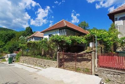 Casă cu 4 camere în Central