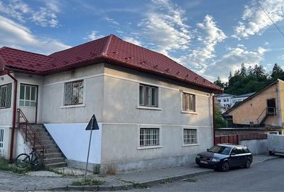 Casă cu 4 camere cu Teren 200 Mp în Central