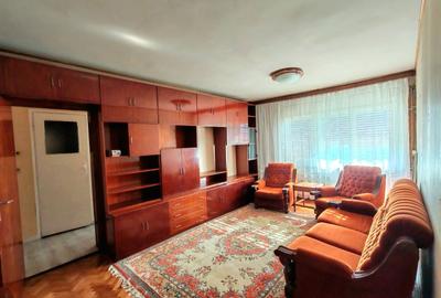 Apartament cu 3 camere semidecomandat, mobilat în Complex Studențesc