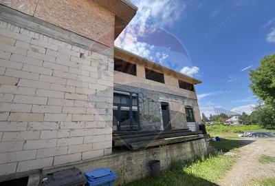 Casă cu 5 camere cu Teren 1141 Mp în Central