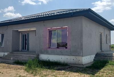 Casă cu 4 camere în Săbăreni