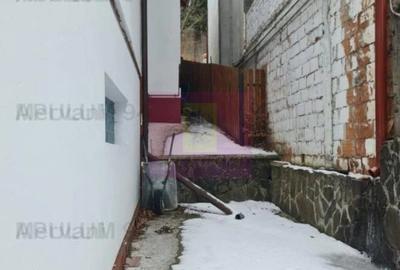 Casă cu 6 camere cu Teren 340 Mp în Cumpătu