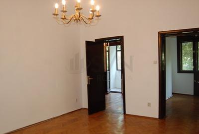 Apartament cu 4 camere decomandat în Primăverii