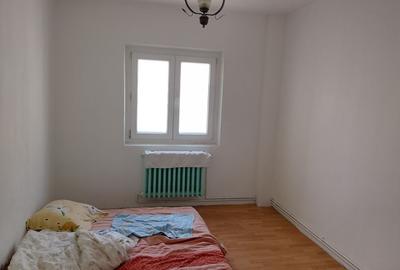 Apartament cu 3 camere semidecomandat în Alexandru cel Bun