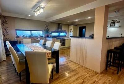 Casă cu 7 camere cu Teren 570 Mp în Sânmartin - 2