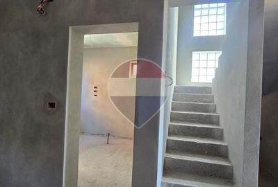 Casă cu 4 camere cu Teren 301 Mp în Intim