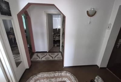 Apartament cu 3 camere decomandat în Poarta 6