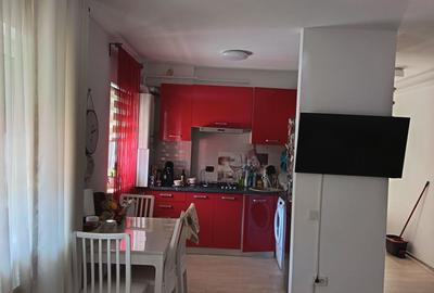 Apartament cu 3 camere semidecomandat în Runcu