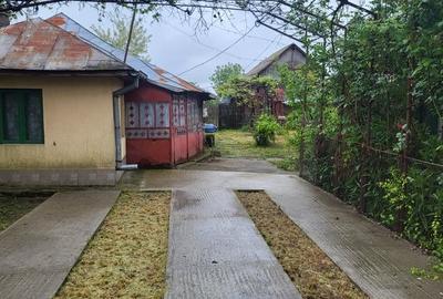 Casă cu 3 camere cu Teren 2200 Mp în Central