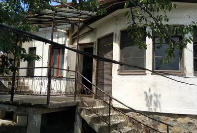 Casă cu 5 camere în Pârneava