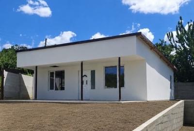 Casă individuală cu 3 camere cu Canalizare în Exterior Est