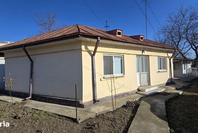 Casă cu 3 camere cu Canalizare în Central