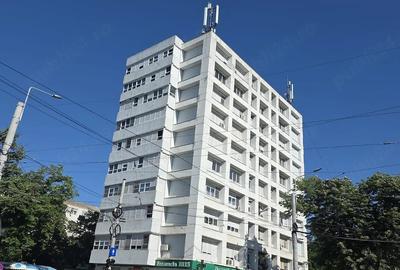 Apartament cu 3 camere semidecomandat în Independenței