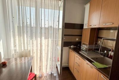 Apartament cu 3 camere semidecomandat, mobilat în Tractorul