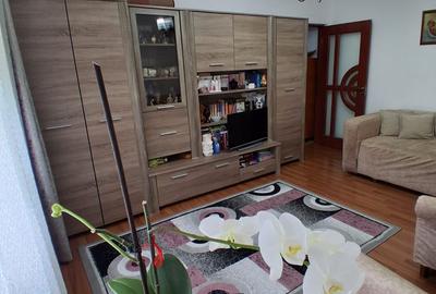 Apartament cu 3 camere nedecomandat în Micro 6