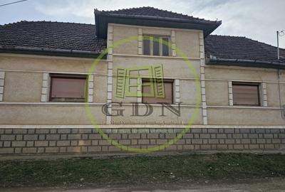 Casă individuală cu 4 camere cu Canalizare în Izbuc