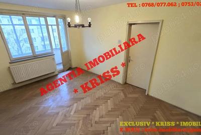 Apartament cu 3 camere semidecomandat în Craiovei