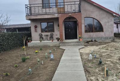 Casă cu 5 camere cu Teren 800 Mp în Central - 1