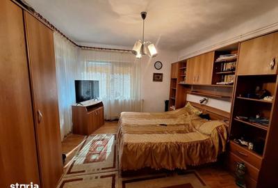 Casă cu 6 camere cu Teren 1000 Mp în Frumușani - 3