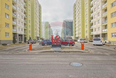 Apartament cu 2 camere semidecomandat, mobilat în Tractorul - 27