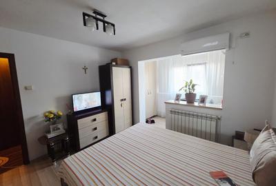 Apartament cu 2 camere decomandat în CET - 8