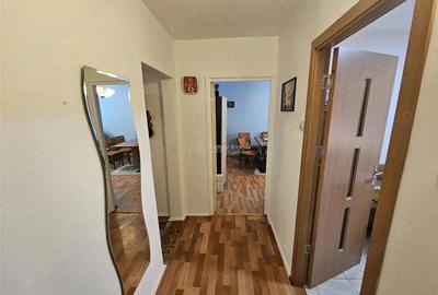 Apartament cu 3 camere decomandat în Micro IV