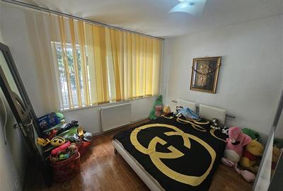 Apartament cu 3 camere semidecomandat, mobilat în Micro II - 17