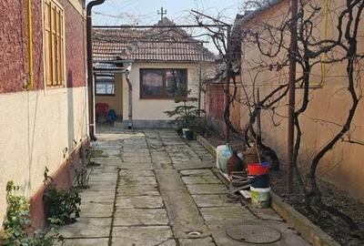 Casa par?ial renovata , zona lini?tita , negociabil, acte la zi . Pret valabil pana la 31 decembrie - 4