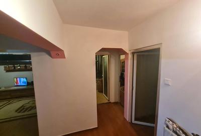 Apartament cu 3 camere decomandat în Florești