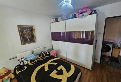 Apartament cu 3 camere semidecomandat, mobilat în Micro II - 25