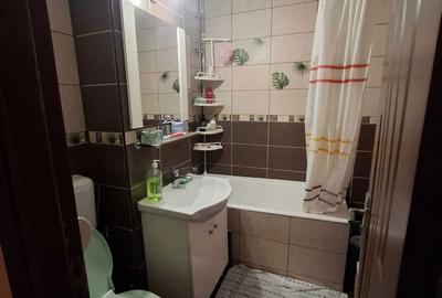 Apartament cu 4 camere semidecomandat în Tractorul - 1