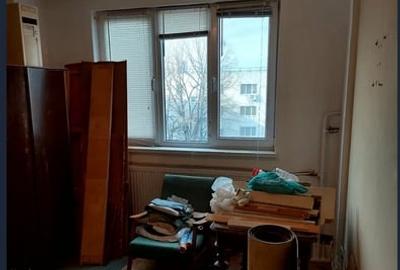 Ozana,Metrou 1 DECEMBRIE 1918,bl. reabilitat,balcon,necesita renovare - 2