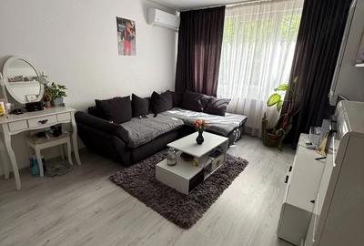 Apartament cu 3 camere semidecomandat în Berceni
