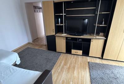 Apartament cu 3 camere semidecomandat în Central - 1