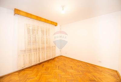 Casă cu 7 camere cu Teren 200 Mp în 23 August - 45