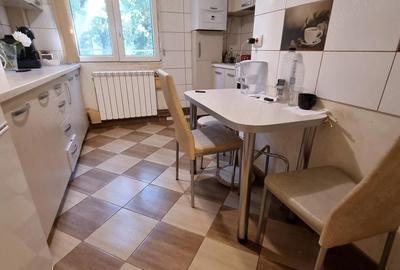 Apartament cu 3 camere semidecomandat, mobilat în Central