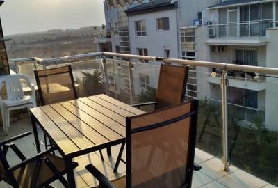 Apartament cu 3 camere semidecomandat, mobilat în Băneasa