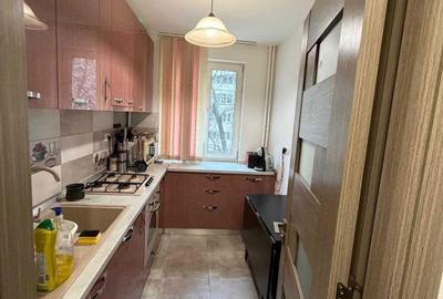 Apartament cu 3 camere semidecomandat în Colentina