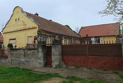 Casă cu 4 camere cu Teren 2300 Mp în Hitiaș - 1