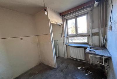 Apartament cu 3 camere semidecomandat în Central