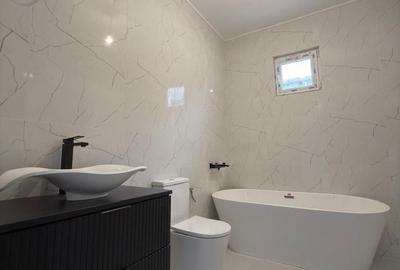 Casă cu 4 camere cu Teren 300 Mp în Lumina