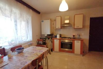 Proprietate alcatuita din imobil si teren generos,Comarnic - 12