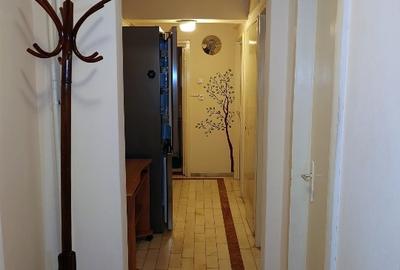 Ofer spre inchiriere apartament cu 3 camere Piata Universitatii - 11