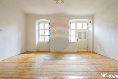 Casă cu 5 camere cu Teren 479 Mp în Schei